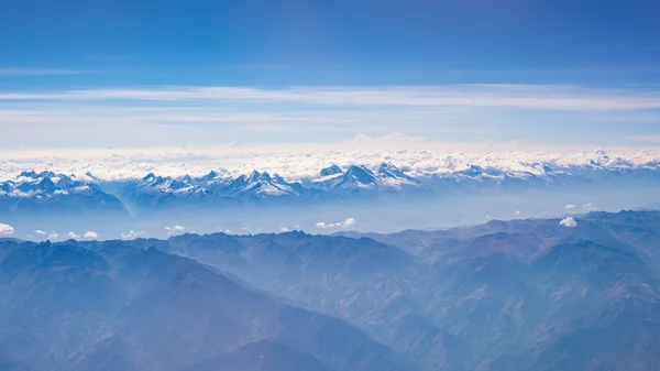 秘鲁安第斯的鸟瞰图，从飞机上拍摄。高海拔山脉和冰川。扩展视图. — 图库照片