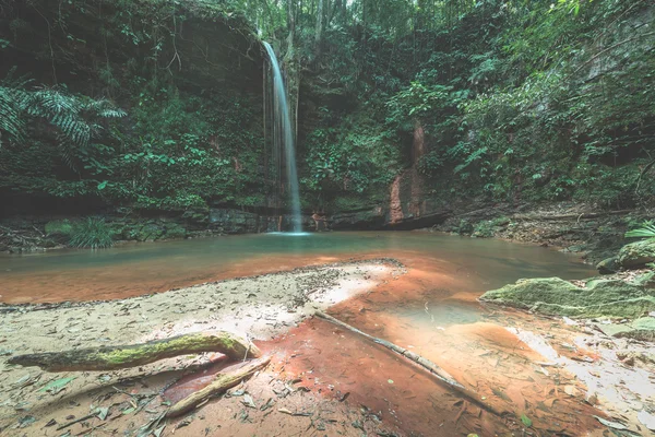 Piscina natural multicolor de ensueño escondida en la densa y árida selva tropical del Parque Nacional Lambir Hills, Borneo, Malasia . — Foto de Stock