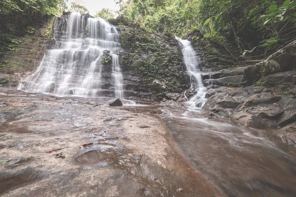 Majestuosa cascada en la densa selva tropical del Parque Nacional Kubah, West Sarawak, Borneo, Malasia. Imagen desaturada y tonificada, estilo instagram . —  Fotos de Stock