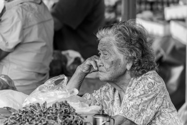 Kuching, Malezya Borneo, B\W kıdemli pazar satıcısı