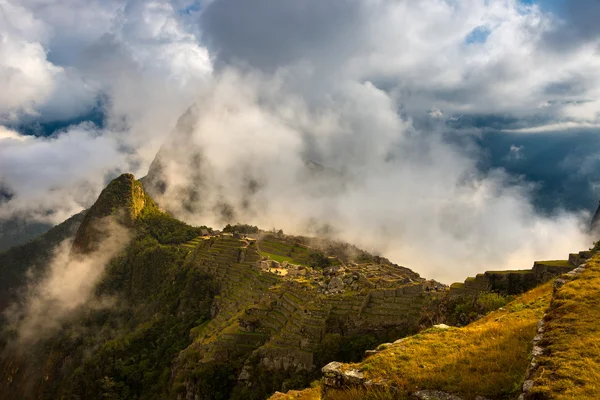 Primeira luz solar em Machu Picchu de nuvens de abertura — Fotografia de Stock