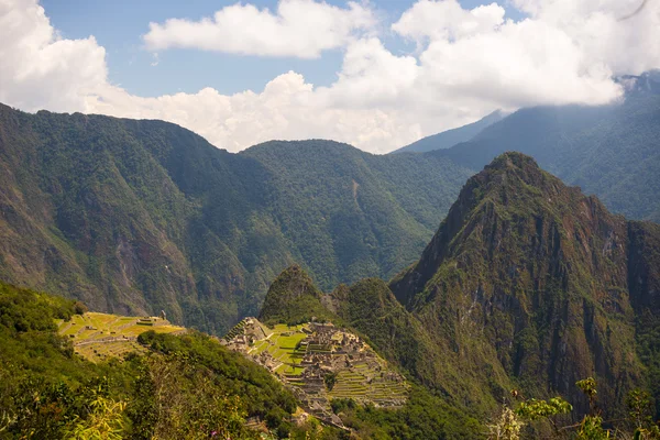 Panoramisch uitzicht van de groothoek van Machu Picchu, verlicht door 's middags zonlicht, en de majestueuze Urubamba vallei van de Inca Trail naar de Sun Gate. — Stockfoto
