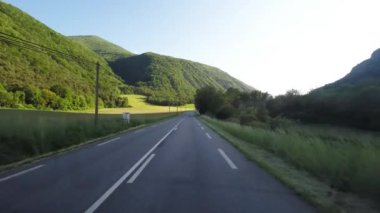 Gün ışığında iki şeritli otoyol üzerinde günbatımında motorlu ev Araba. Araba bakış video kamera monte. Doğal manzara Provence kırsal, Fransa.