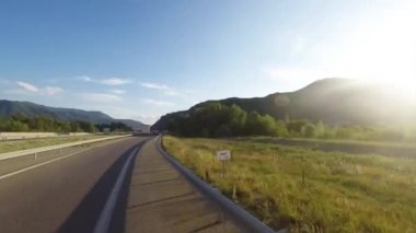 Gün ışığında iki şeritli otoyol üzerinde günbatımında motorlu ev Araba. Araba bakış video kamera monte. Doğal manzara Provence kırsal, Fransa.