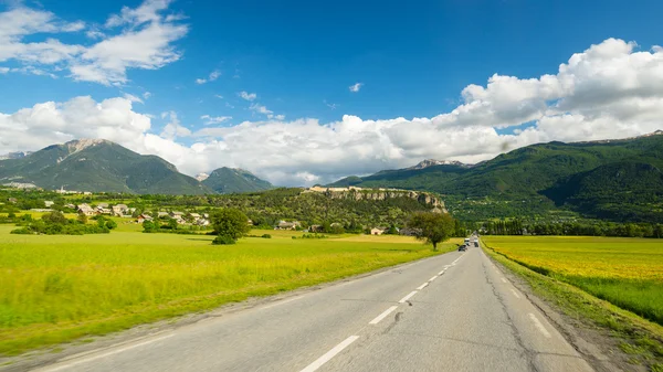 Připravila dva lane silniční přechod hor a lesa v malebné alpské krajiny a náladový oblohy. Panoramatický pohled z připojené kamery auto. Letní dobrodružství a roadtrip v italských Alpách. — Stock fotografie