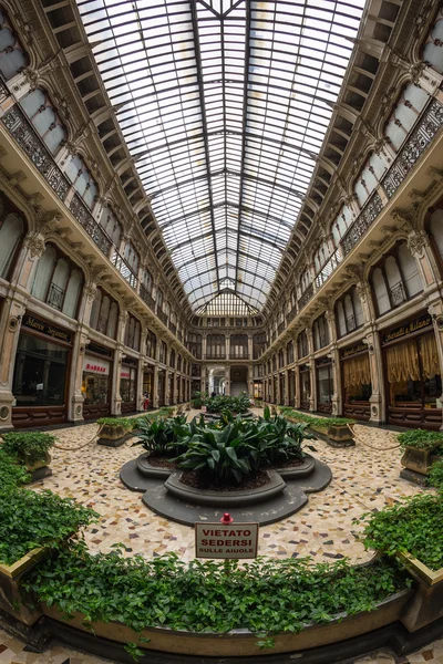 Turim, Itália - 5 de junho de 2016: Interiores da Galleria Subalpina, centro histórico comercial no centro de Torino (Turim), Itália. Fisheye vista, distorção cênica . — Fotografia de Stock