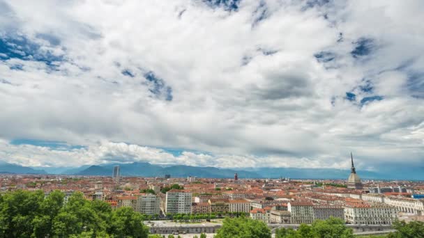 Timelapse video Torino (Turijn, Italië) skyline met de Mole Antonelliana torenhoog over de gebouwen. Wind storm wolken over de Alpen op de achtergrond. — Stockvideo