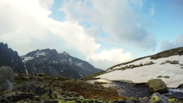 Bulutlar ve vahşi akışı Alpler üzerinde pastoral kirlenmemiş ortamda yüksek irtifada akan taşıma Timelapse video. Valle d'Aosta, İtalya. — Stok video