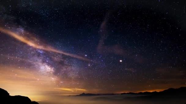 La straordinaria bellezza della Via Lattea e il cielo stellato catturato in alta quota in estate sulle Alpi italiane, provincia di Torino. Time Lapse 4k video . — Video Stock