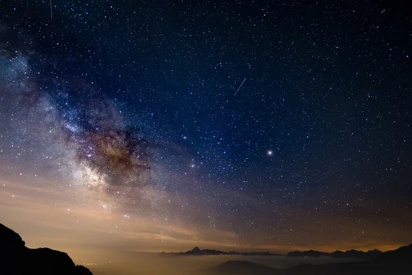 El colorido núcleo luminoso de la Vía Láctea y el cielo estrellado capturado a gran altura en verano en los Alpes italianos, provincia de Torino. Marte y Saturno brillante marco medio . — Foto de Stock