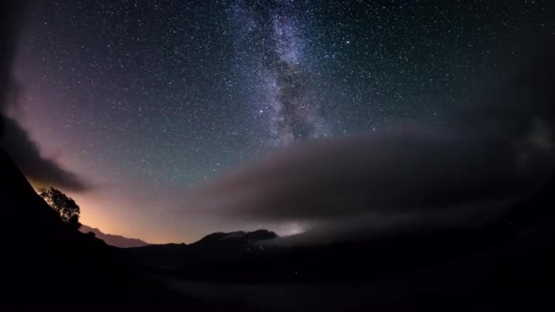 La extraordinaria belleza de la Vía Láctea y el cielo estrellado capturados a gran altura en verano en los Alpes franceses italianos, la provincia de Torino y Saboya. Tiempo de caducidad 4k video . — Vídeo de stock