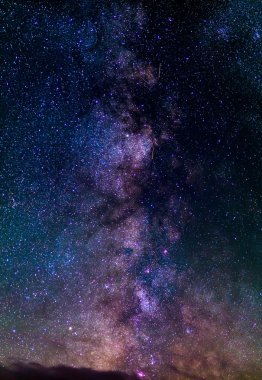 Olağanüstü güzellik ve Samanyolu, Berraklık Renkli çekirdeğini ayrıntılarla. 6 dikişli fotoğraf dikey Panoraması. Telefoto yüksek Alpler kadar yakalanan. 