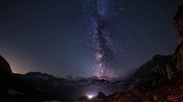 La excepcional belleza del arco de la Vía Láctea y el cielo estrellado capturado a gran altura en verano en los Alpes italianos, provincia de Torino. Distorsión escénica de ojo de pez y vista de 180 grados . — Foto de Stock