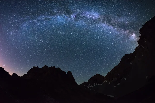 The outstanding beauty of the Milky Way arc and the starry sky captured at high altitude in summertime on the Italian Alps, Torino Province. Fisheye scenic distortion and 180 degree view. — Stock Photo, Image