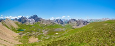 Bir zamanlar kaplayan buzullar tarafından pastoral kirlenmemiş ortamında yüksek irtifa Mavi Göl. Yaz macera ve keşif İtalyan Fransız Alpleri üzerinde. Açık mavi gökyüzü yukarıdan, geniş görüş.