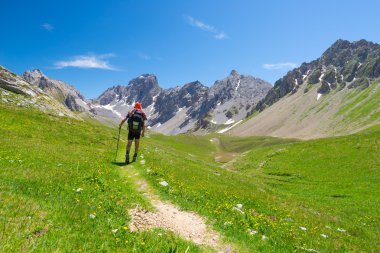 Patika üzerinde yürüyüş ve en baştan geniş manzaraya bakarak backpacker. Yaz macera ve keşif İtalyan Fransız Alpleri üzerinde.
