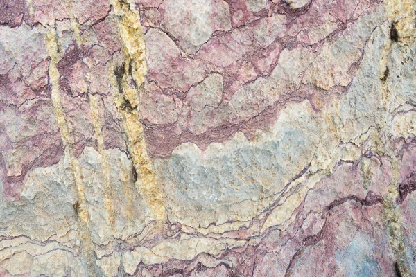 Primer plano de la superficie de roca de colores, fondo natural, patrón y textura. Cuarcita blanca metamórfica doblada y fracturada junto con arenisca roja gruesa, debido al poder de la corteza geológica mo —  Fotos de Stock