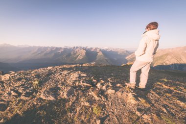 Valle d'Aosta, İtalya Alpleri'nde üzerinde gündoğumu izlerken kadın