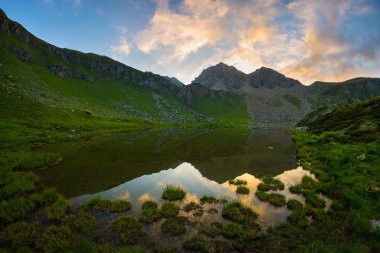 Bir zamanlar kaplayan buzullar tarafından pastoral topraklarda yüksek irtifa dağ gölü. Gün batımında parlayan görkemli kayalık dağ tepe. Geniş açı dikey 2300 m asl itibariyle İtalyanca Alps alınan vurdu.