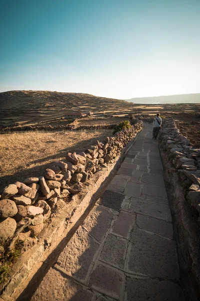 Inca iz üzerinde günbatımında, Amantani yürüyen turist ' ada, Titicaca gölü, en doğal arasında seyahat hedef Peru. Seyahat macera ve tatiller Amerika. Tonlu görüntü, vintage st — Stok fotoğraf
