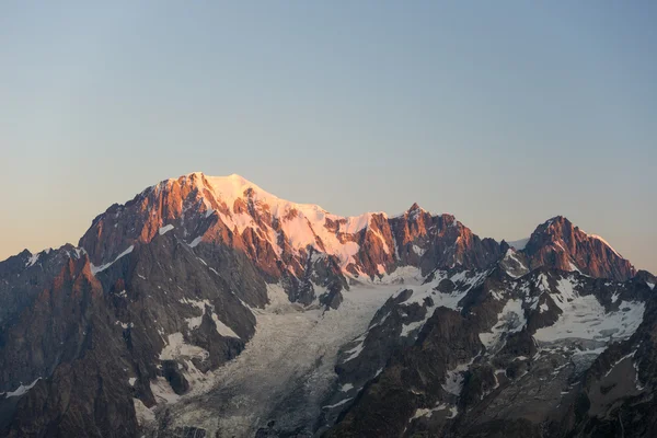 Monte Bianco ή Mont Blanc με την Ανατολή, ιταλική πλευρά — Φωτογραφία Αρχείου