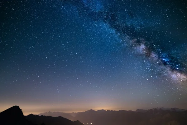 Светящийся Млечный Путь и звездное небо из Альп Лицензионные Стоковые Изображения