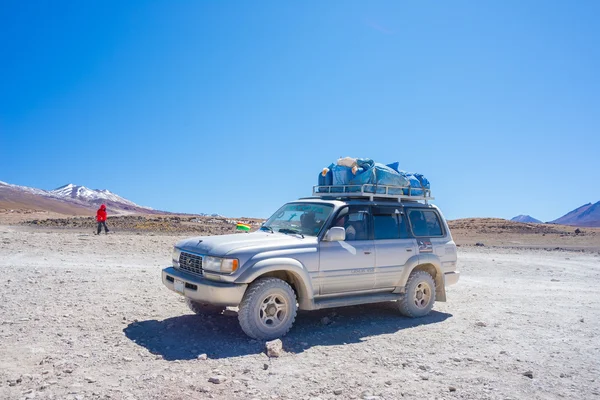 Huayllajc, Bolivya - Ağustos 25, 2015:4 x 4 araç alarak turist Huayllajc, Bolivya, roadtrip dünyaya Andes desertic dağlık ünlü Uyuni tuz düz. — Stok fotoğraf