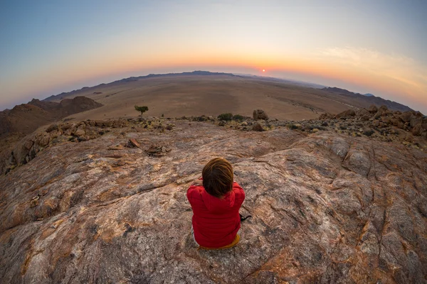 Turista observando la impresionante vista del valle estéril en el desierto de Namib, uno de los destinos turísticos más importantes de Namibia, África. Vista de ojo de pez al atardecer . — Foto de Stock