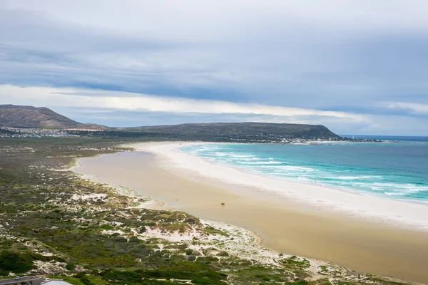 La plage pittoresque de Noordhoek avec un ciel spectaculaire en hiver. Vue panoramique depuis Chapman's Peak Drive, Cape Peninsula, Cape Town, Afrique du Sud . — Photo