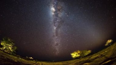 Bir outstandingly parlak Samanyolu ve yıldızlı gökyüzünün ötesinde Namibya Namib Çölü dağının belirgin döndürme. Balık görünümü göz. 4 k video Lapse zaman.