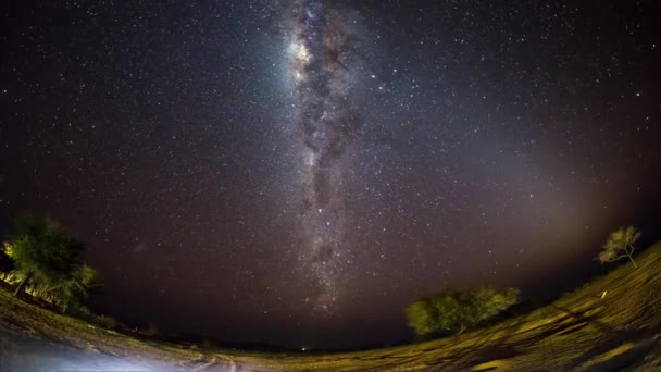 Den skenbara rotationen av en outstandingly ljusa Vintergatan och stjärnhimmel bortom berg av Namiböknen, Namibia. Fish eye view. Time Lapse 4k-video. — Stockvideo