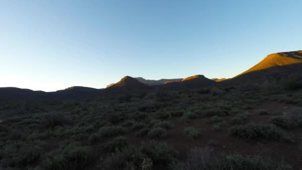 Πολύχρωμο ηλιοβασίλεμα πάνω από την έρημο Namib, έρημο, εθνικό πάρκο Karoo, Νότια Αφρική. Καθαρό ουρανό, λαμπερό βράχους και λόφους, βίντεο πάροδο του χρόνου. — Αρχείο Βίντεο