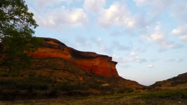 云在日落时移岩石峭壁在雄伟金门高地国家公园，南非. — 图库视频影像