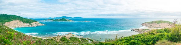 Amplias Vistas Pintoresca Bahía Tropical Exuberante Bosque Verde Mar Azul — Foto de Stock