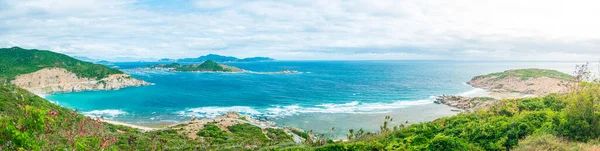 Uitgebreid Uitzicht Schilderachtige Tropische Baai Weelderig Groen Bos Blauwe Golvende — Stockfoto