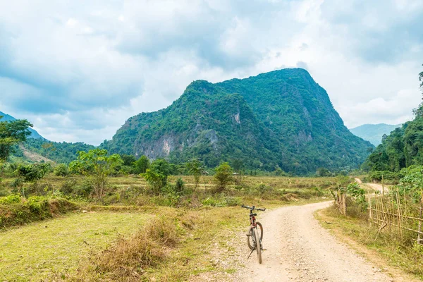 Bicicleta Montaña Camino Tierra Paisaje Escénico Alrededor Vang Vieng Mochilero —  Fotos de Stock