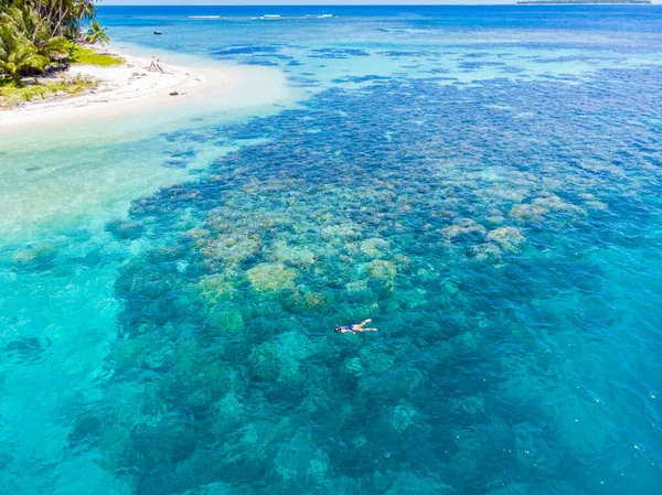 Gente Aérea Arriba Abajo Haciendo Snorkel Arrecife Coral Mar Tropical — Foto de Stock