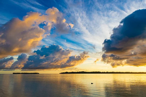Sunriset Céu Dramático Mar Praia Deserto Tropical Sem Pessoas Nuvens — Fotografia de Stock