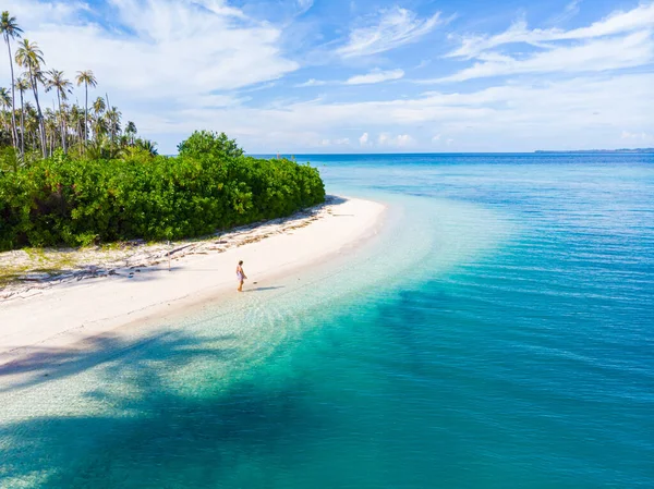 Frau Tropischen Strand Der Tailana Banyak Inseln Sumatra Tropische Inselgruppe — Stockfoto