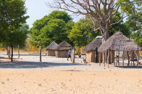 Caprivi Namíbia Agosto 2016 Adolescentes Pobres Brincando Uma Aldeia Faixa — Fotografia de Stock