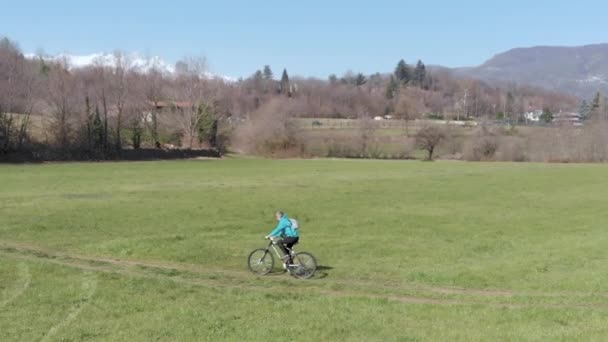 공중느린 사람은 속에서 산악자전거를 재미있게 경치좋은 자연계 에서의 — 비디오