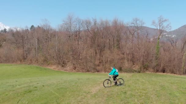 Movimento Lento Aéreo Homem Divertindo Andando Bicicleta Montanha Grama Dia — Vídeo de Stock