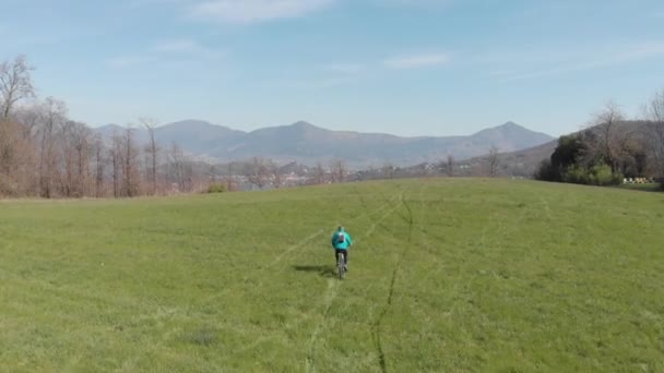 Antenn Man Som Har Roligt Genom Att Rida Mountainbike Gräset — Stockvideo