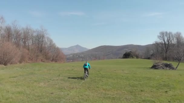 Воздушный Человек Получающий Удовольствие Езды Горном Велосипеде Траве Солнечный День — стоковое видео