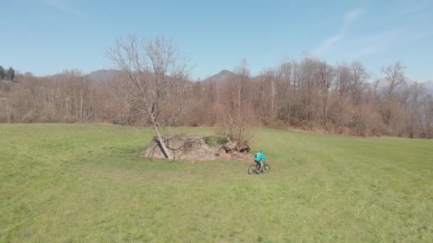 Aéreo Homem Divertindo Andando Bicicleta Montanha Grama Dia Ensolarado Paisagem — Vídeo de Stock