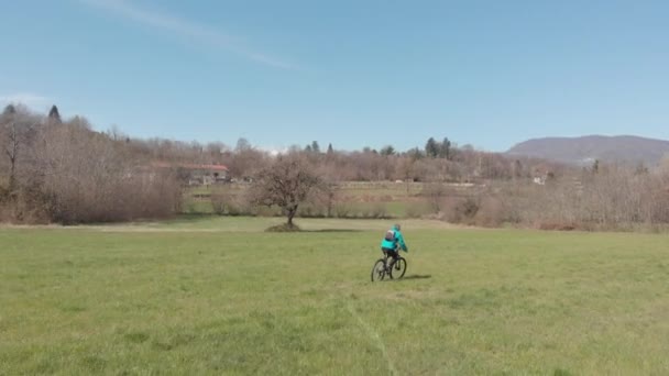 Aerea Uomo Che Diverte Sella Alla Mountain Bike Erba Nella — Video Stock