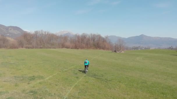 Aerea Uomo Che Diverte Sella Alla Mountain Bike Erba Nella — Video Stock