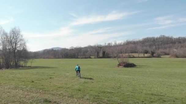 Воздушный Человек Получающий Удовольствие Езды Горном Велосипеде Траве Солнечный День — стоковое видео