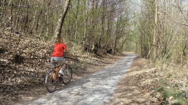 Slow Motion Couple Having Fun Riding Mountain Bike Dirt Road — 비디오