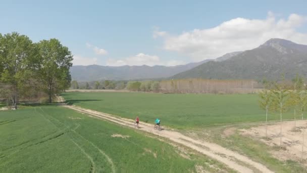 Para Bawiąca Się Jeżdżąc Rowerze Górskim Polnej Drodze Słoneczny Dzień — Wideo stockowe